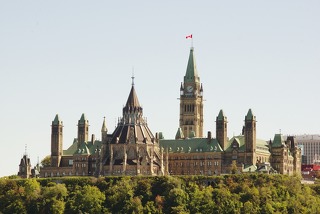 Blick vom Ottawa River auf Parliament Hill 